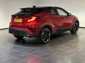 Toyota C-HR (2022) thumbnail 2