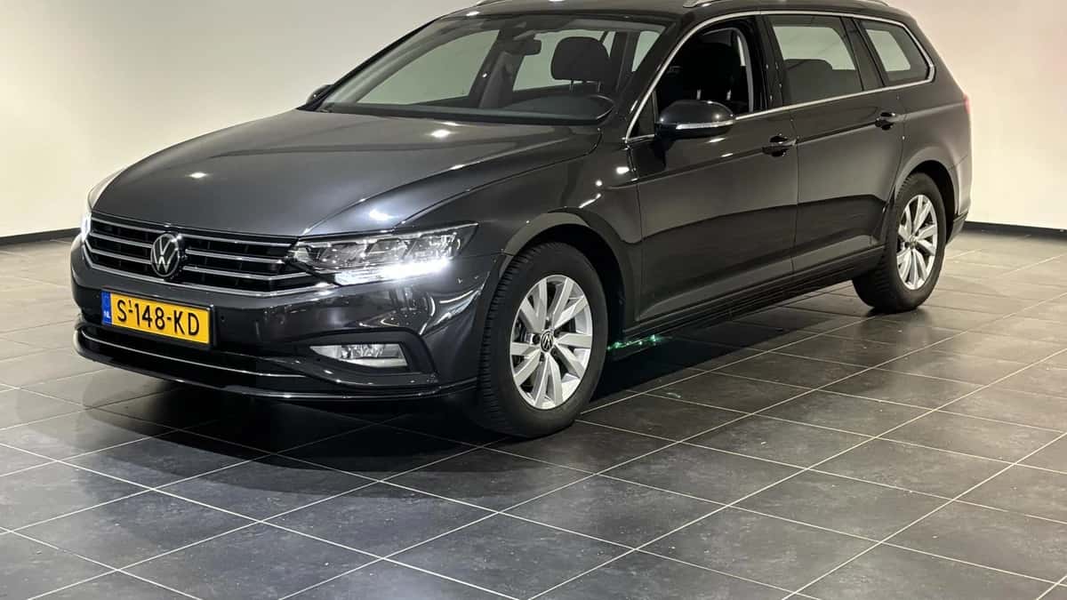Volkswagen Passat (2023) — foto 1