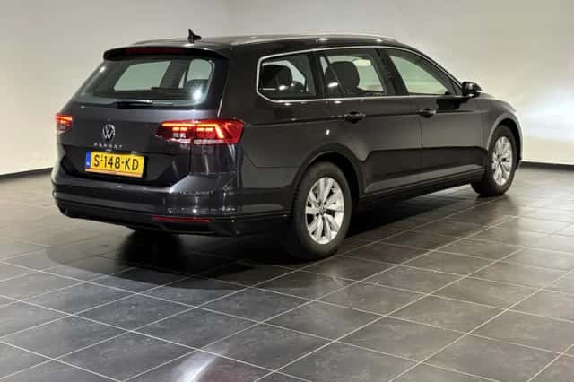 Volkswagen Passat (2023) thumbnail 2