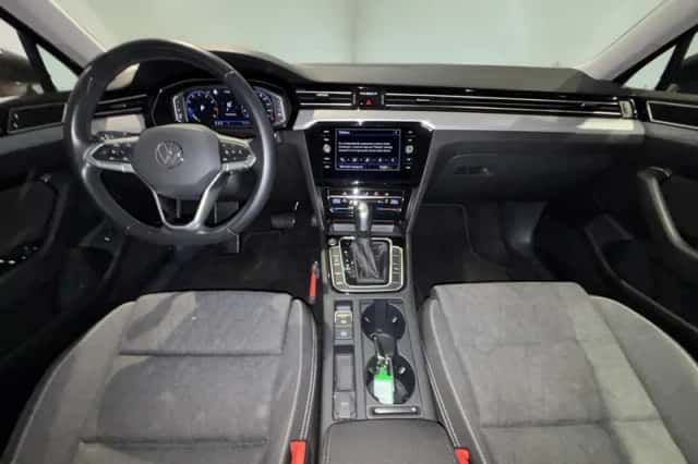 Volkswagen Passat (2023) thumbnail 3