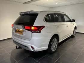 Mitsubishi Outlander (2021) thumbnail 2