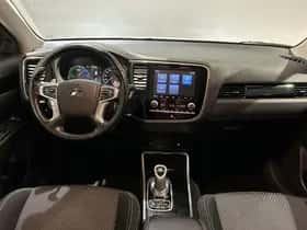 Mitsubishi Outlander (2021) thumbnail 3