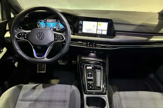 Volkswagen Golf (2023) thumbnail 3