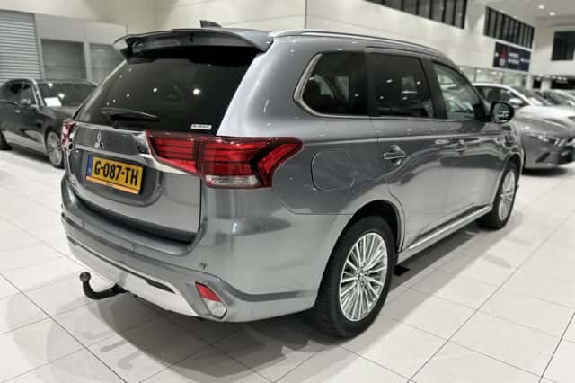 Mitsubishi Outlander (2019) thumbnail 2