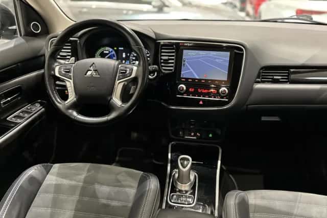 Mitsubishi Outlander (2019) thumbnail 3