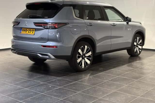 Mitsubishi Outlander (2025) thumbnail 2