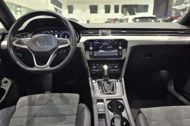 Volkswagen Passat (2021) thumbnail 3