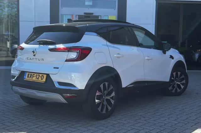 Renault Captur (2023) thumbnail 2