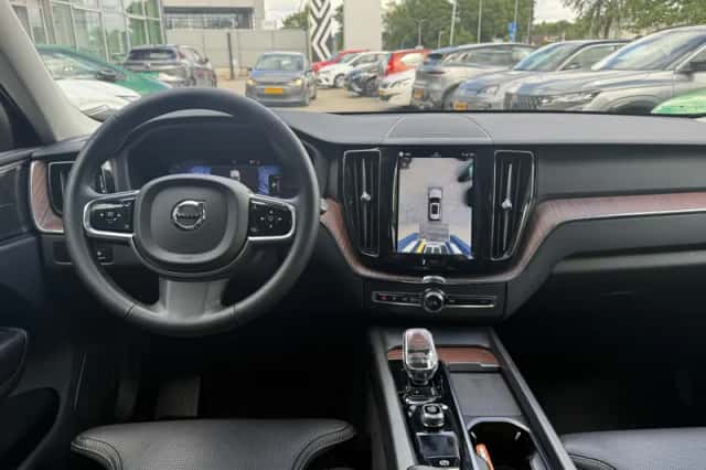 Volvo XC60 (2024) thumbnail 3