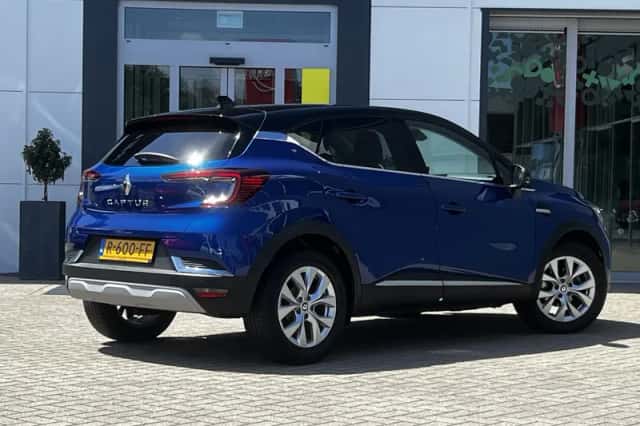 Renault Captur (2022) thumbnail 2