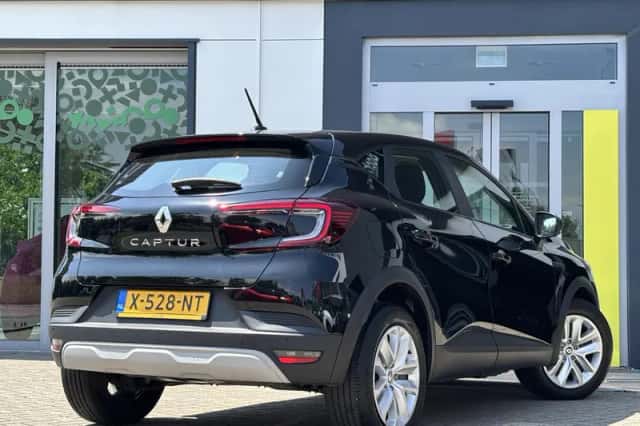 Renault Captur (2023) thumbnail 2