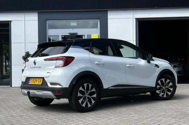 Renault Captur (2023) thumbnail 2