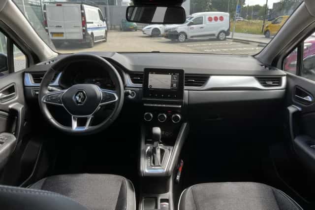 Renault Captur (2023) thumbnail 3