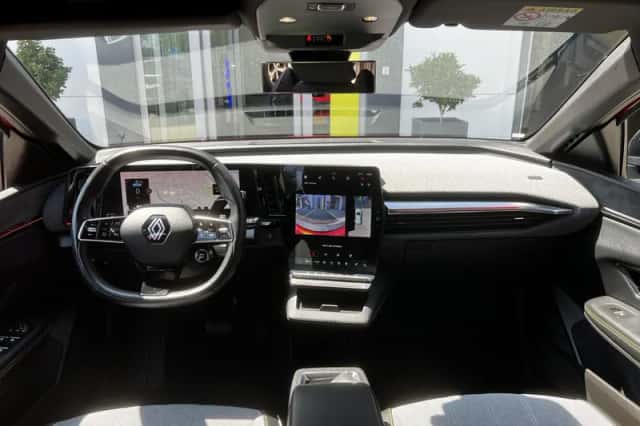 Renault Mégane E-Tech (2022) thumbnail 3