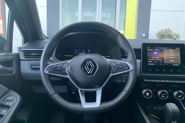 Renault Clio (2023) thumbnail 3