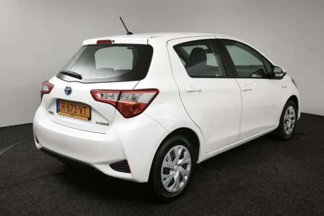 Toyota Yaris (2020) thumbnail 2