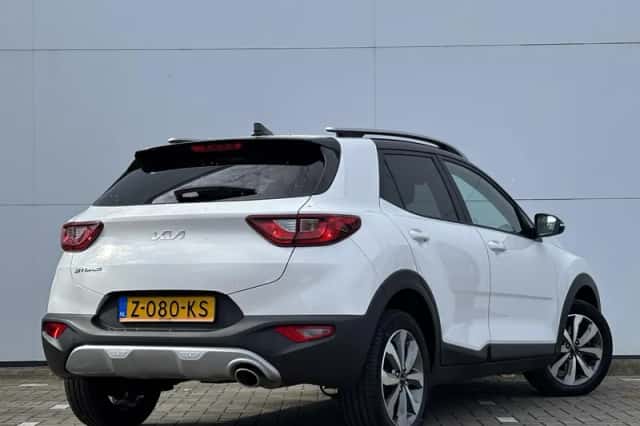 Kia Stonic (2023) thumbnail 2