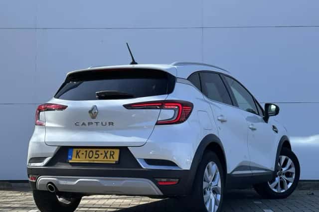 Renault Captur (2021) thumbnail 2