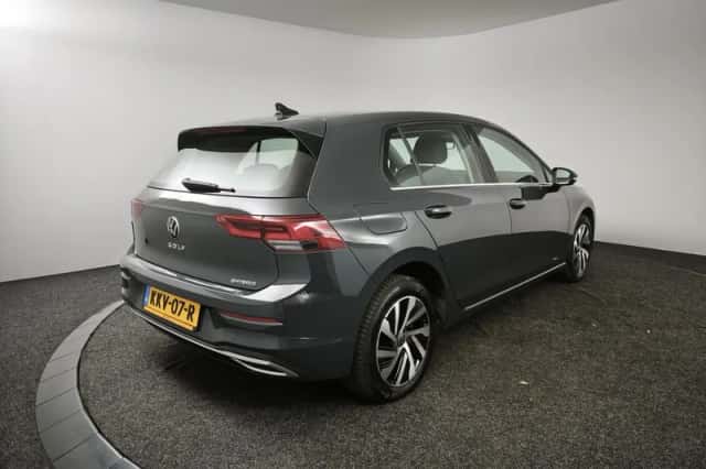 Volkswagen Golf (2023) thumbnail 2