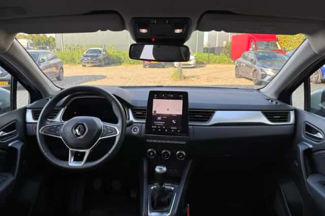 Renault Captur (2024) thumbnail 3