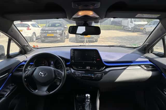 Toyota C-HR (2020) thumbnail 3