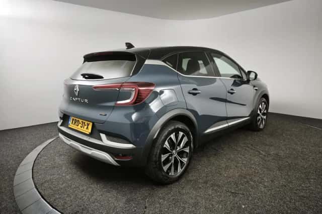 Renault Captur (2023) thumbnail 2