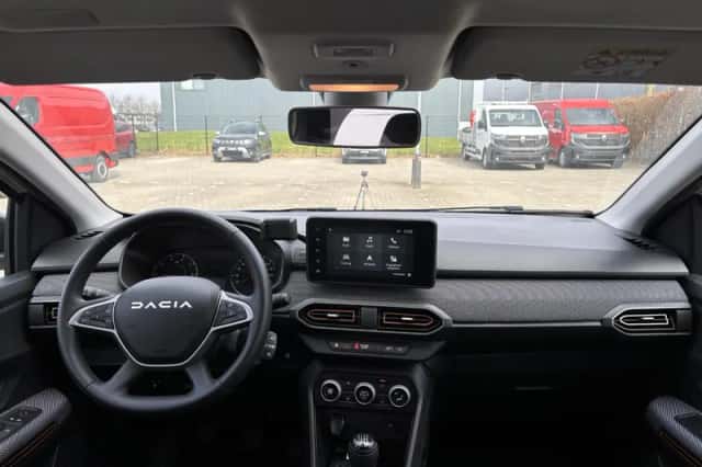 Dacia Sandero Stepway (2023) thumbnail 3