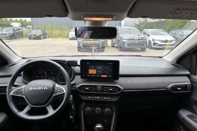 Dacia Sandero Stepway (2023) thumbnail 3