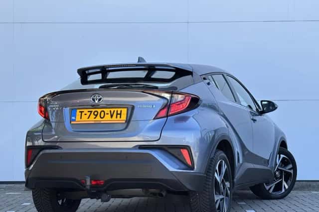 Toyota C-HR (2023) thumbnail 2
