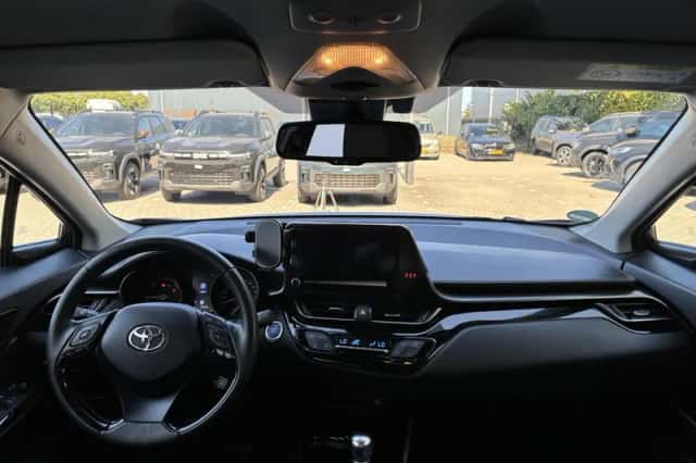 Toyota C-HR (2023) thumbnail 3