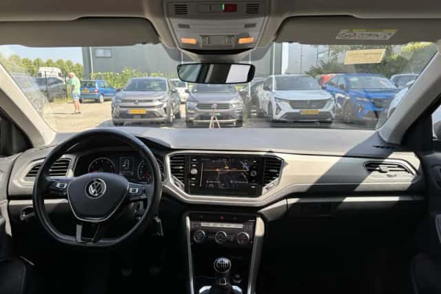 Volkswagen T-Roc (2022) thumbnail 3