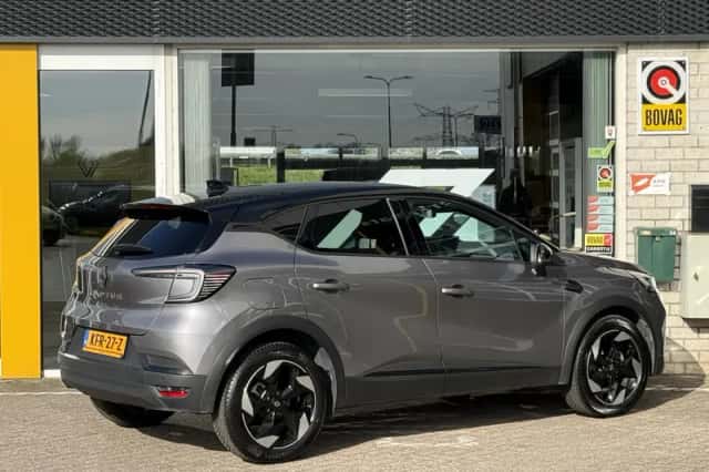 Renault Captur (2024) thumbnail 2