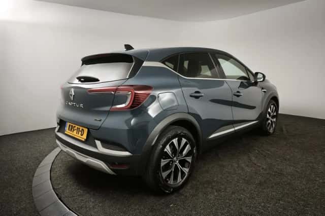Renault Captur (2023) thumbnail 2