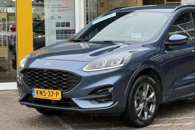 Ford Kuga (2023) thumbnail 3