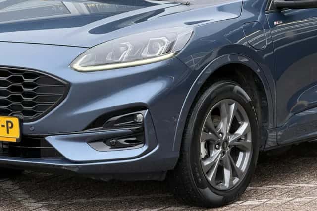 Ford Kuga (2023) thumbnail 4