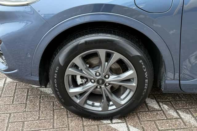 Ford Kuga (2023) thumbnail 5