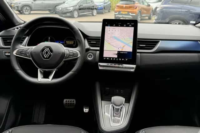 Renault Captur (2024) thumbnail 3