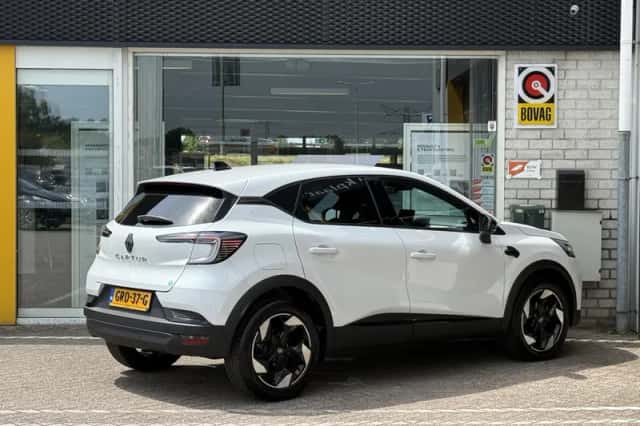 Renault Captur (2024) thumbnail 2