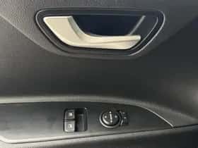 Kia Stonic (2018) thumbnail 23