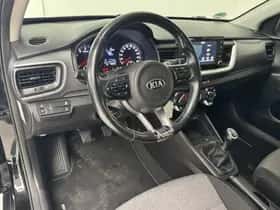 Kia Stonic (2018) thumbnail 28