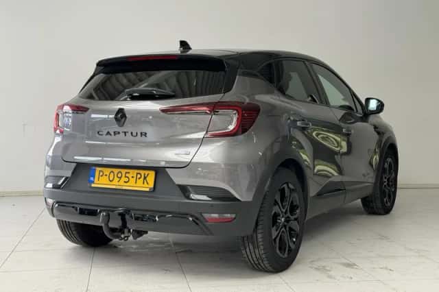 Renault Captur (2022) thumbnail 2