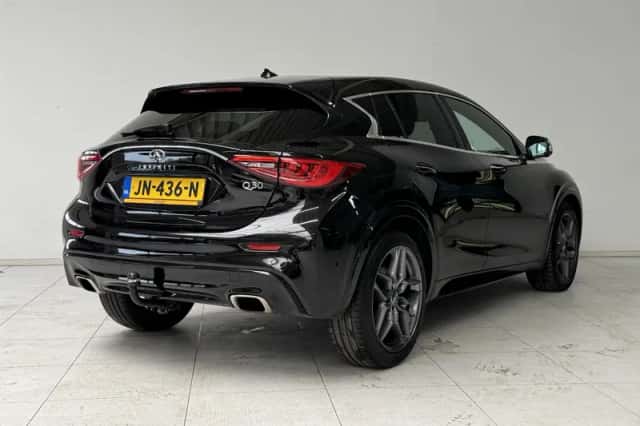 Infiniti Q30 (2016) thumbnail 2