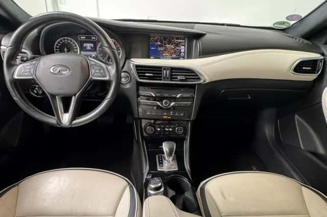 Infiniti Q30 (2016) thumbnail 3