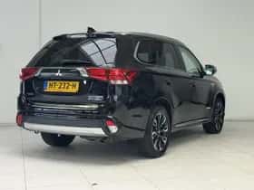 Mitsubishi Outlander (2015) thumbnail 2
