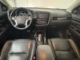 Mitsubishi Outlander (2015) thumbnail 3