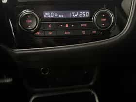 Mitsubishi Outlander (2015) thumbnail 4
