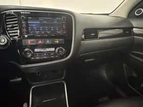 Mitsubishi Outlander (2015) thumbnail 31