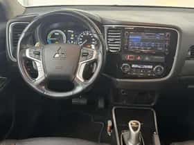 Mitsubishi Outlander (2015) thumbnail 36