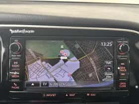 Mitsubishi Outlander (2015) thumbnail 5