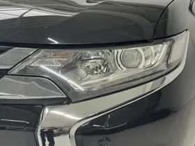 Mitsubishi Outlander (2015) thumbnail 10